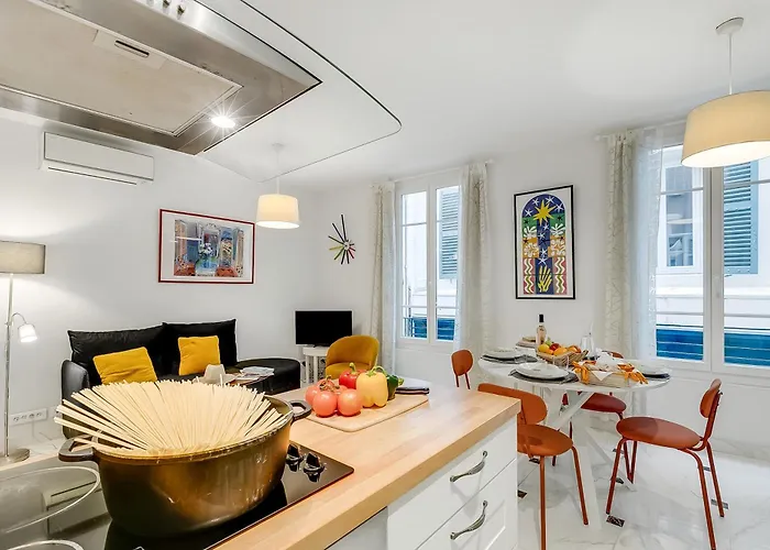 Picasso - Old Town - Happy * Antibes