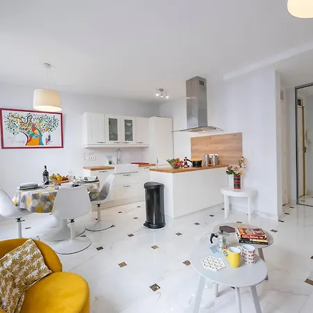 Picasso - Old Town - Happy Антиб