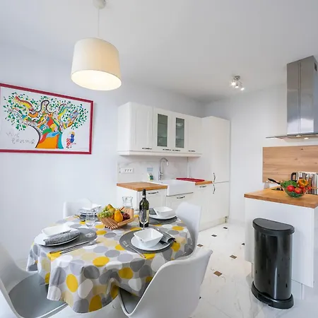 Picasso - Old Town - Happy Daire *